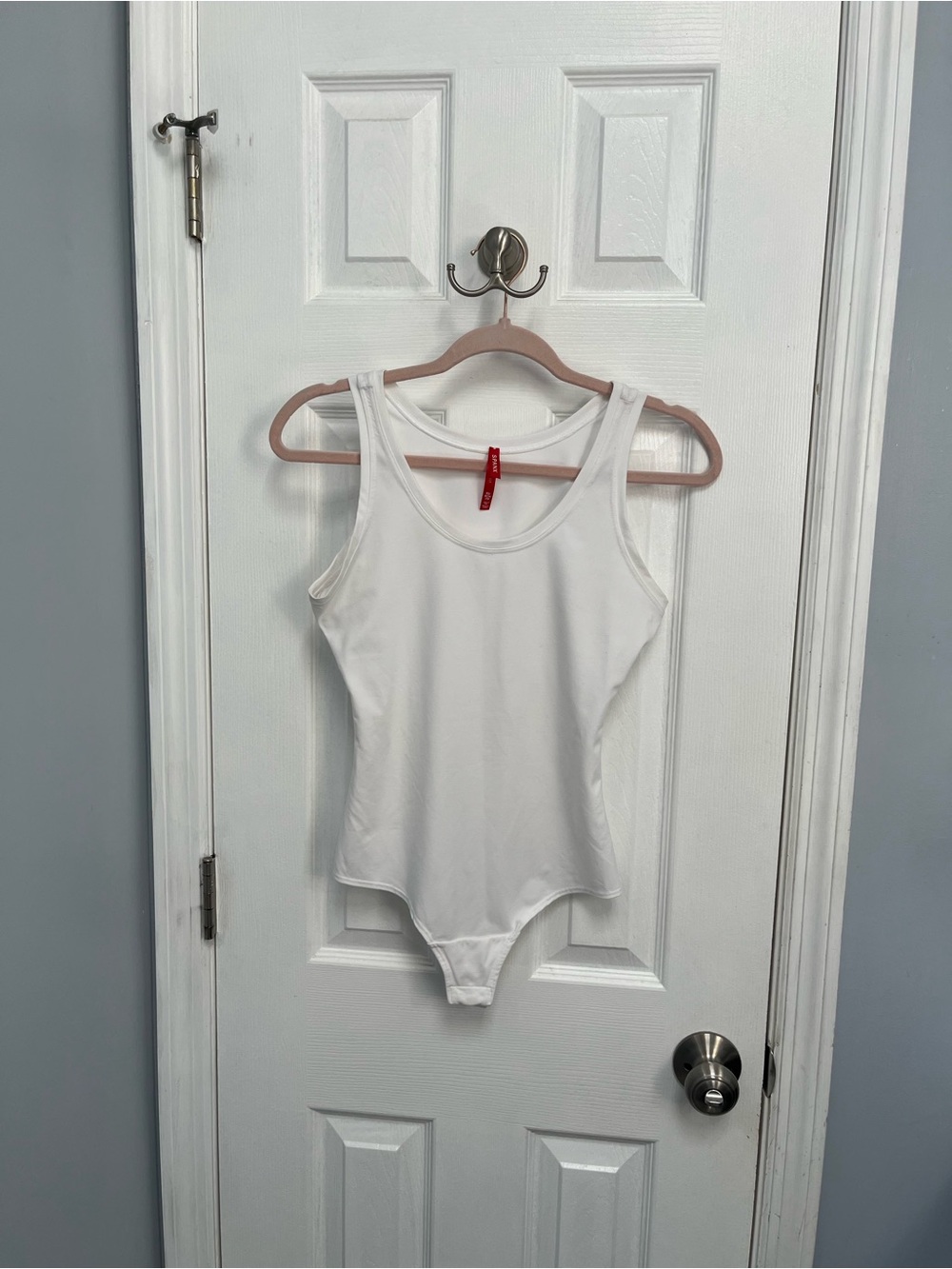 SPANX White Scoop Neck Shaping Bodysuit XS Sleeveless Snap Closure